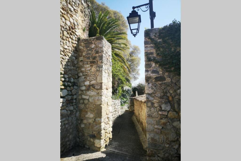 Maison De Village Meublee Avec Terrasse Donzère Eksteriør bilde